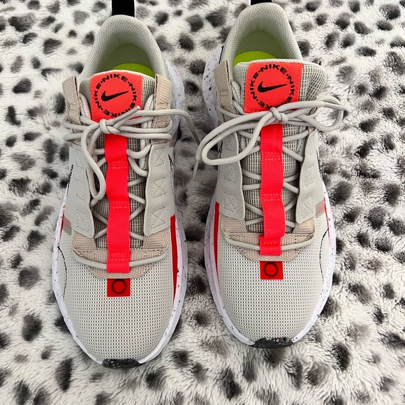 Tan and orange nike shoes - Picture 3 of 5